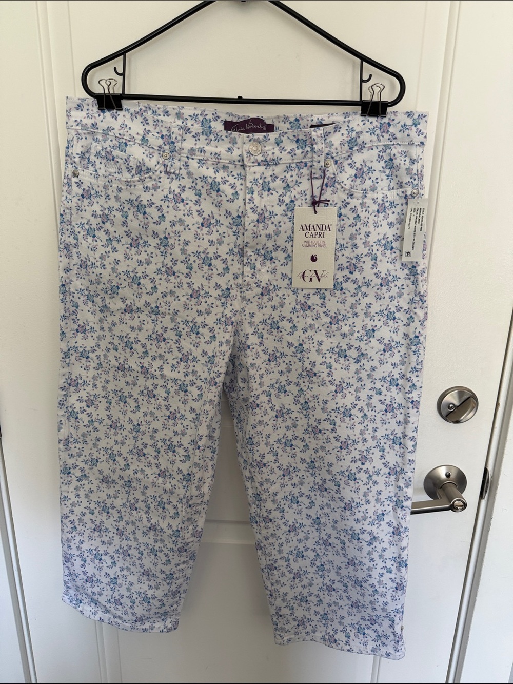 Gloria Vanderbilt Amanda Floral Capri Pants in White with Bitsy Blossoms